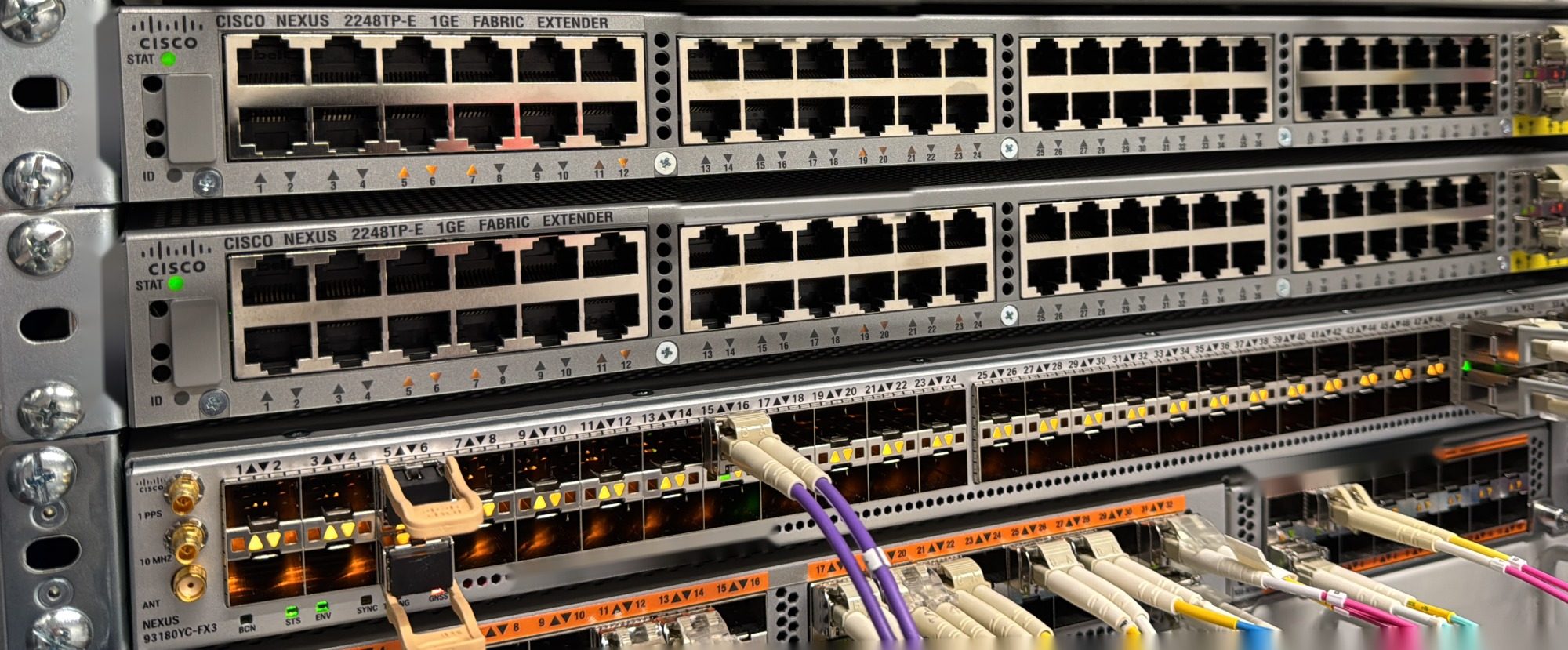 Cisco Nexus Fabric Extender und Nexus-93180-Switch im Rechenzentrums-Rack