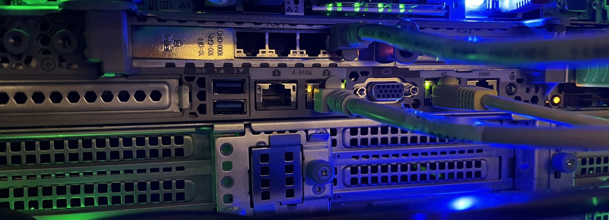 Server-Rückseiten mit Netzwerkanschlüssen im Rechenzentrum